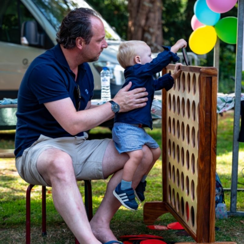 Cultureel Festival Baarn 2024 - Fotograaf Scippio van Olmen- Scippio CFB 2024 - L329 - Kids XXL Vier op een rijd